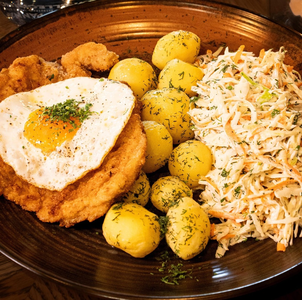 Kotlet schabowy z jajkiem Bistro Bravo