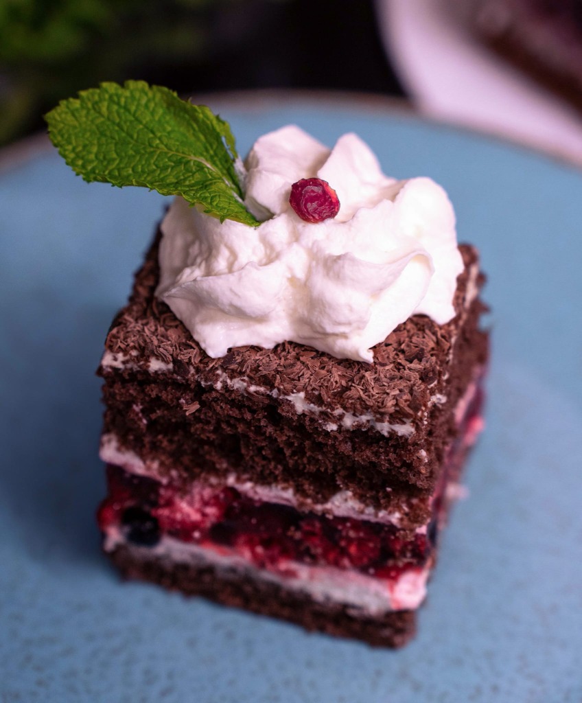 Tort czekoladowy z owocami Bistro Bravo