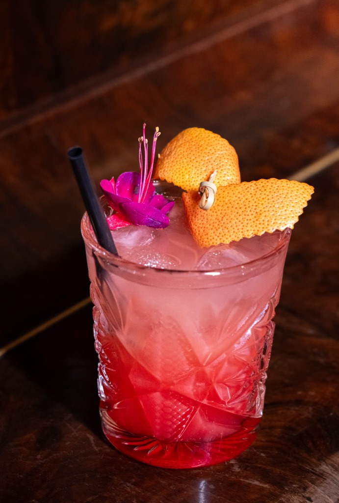 Koktajl różowy z kwiatem Bistro Bravo